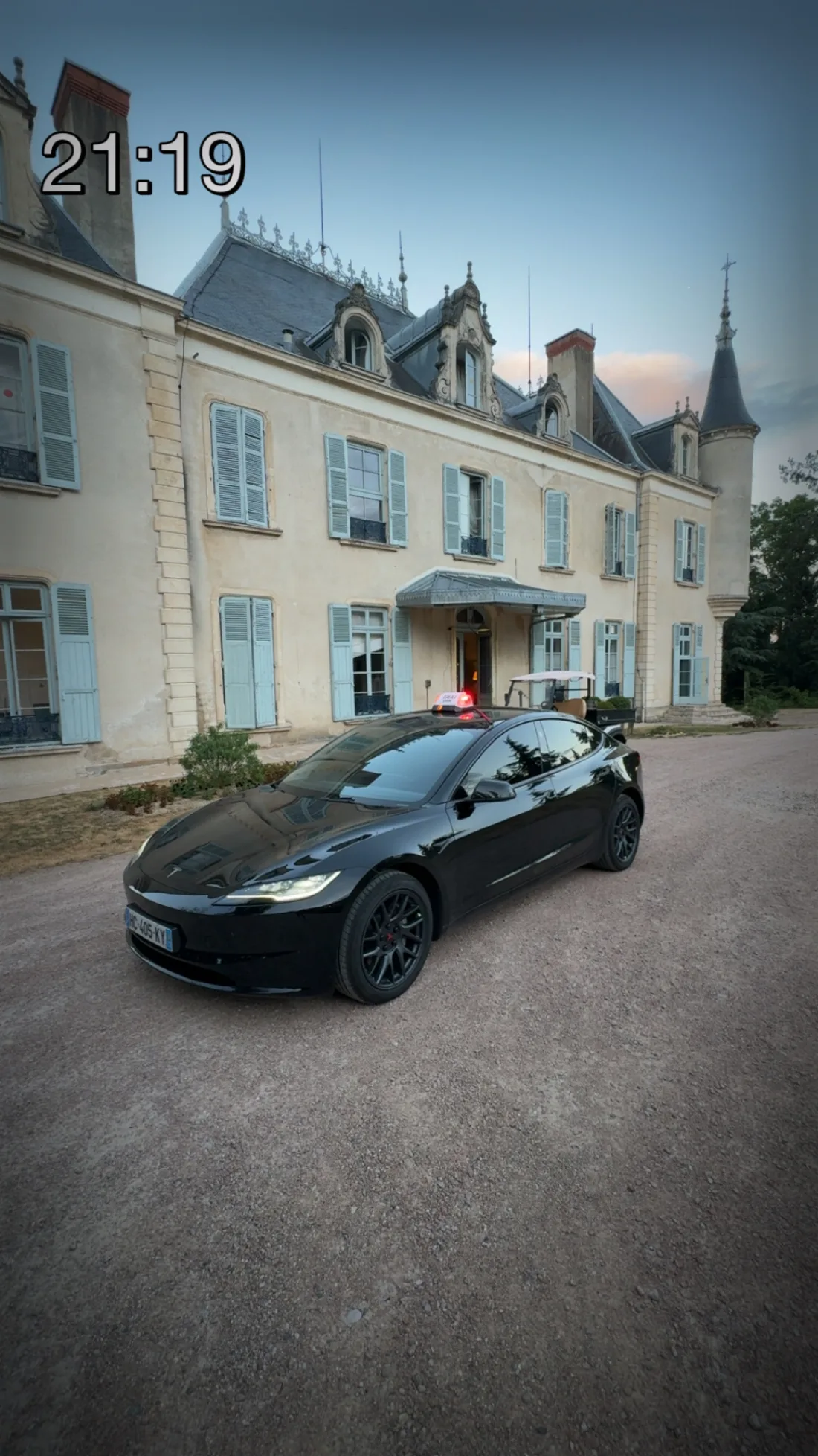 Tesla taxi devant un château