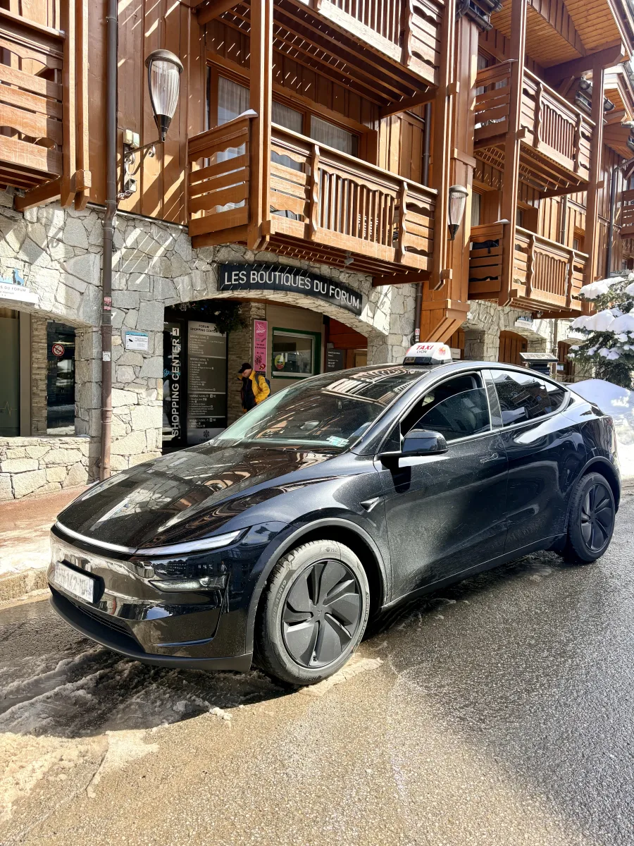 Tesla premium pour transfert taxi entre Lyon et l’aéroport Saint-Exupéry